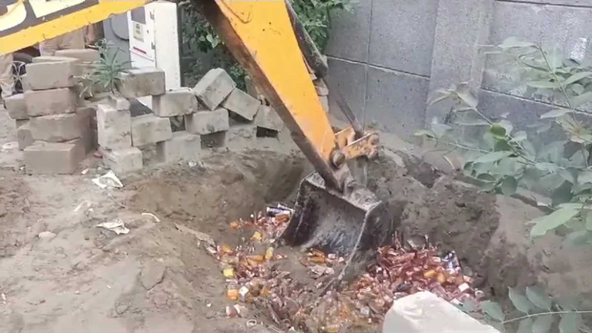 नोएडा की एक्सप्रेसवे थाना पुलिस ने 36 मामलों में जब्त 765 लीटर अवैध शराब नष्ट किया